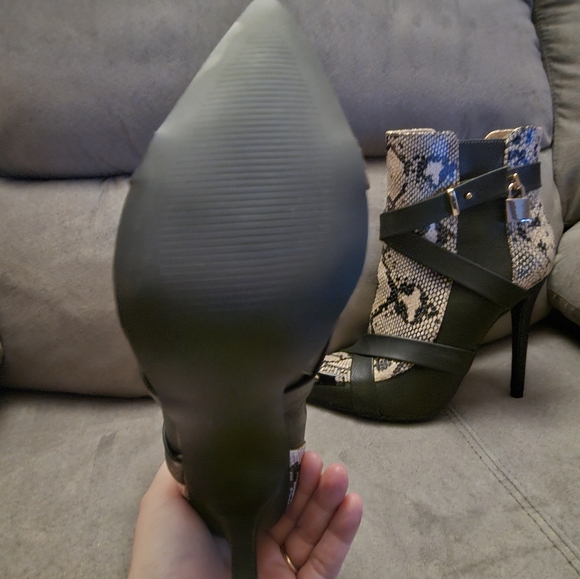 EVERYTHING MUST GO! NWOT / ShoeDazzle Sexy Tan & Black Snakeskin Booties / Sz 9 - Picture 3 of 10